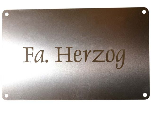 FA. Herzog Logo in Metall einlasern in Wien