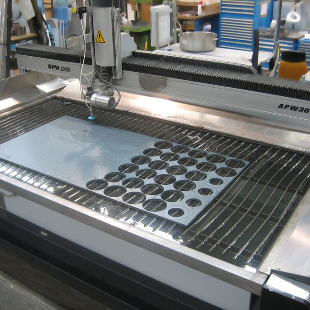Maschine für Wasserstrahlschneiden einer professionellen Firma für Wasserstrahlschneiden in Wien